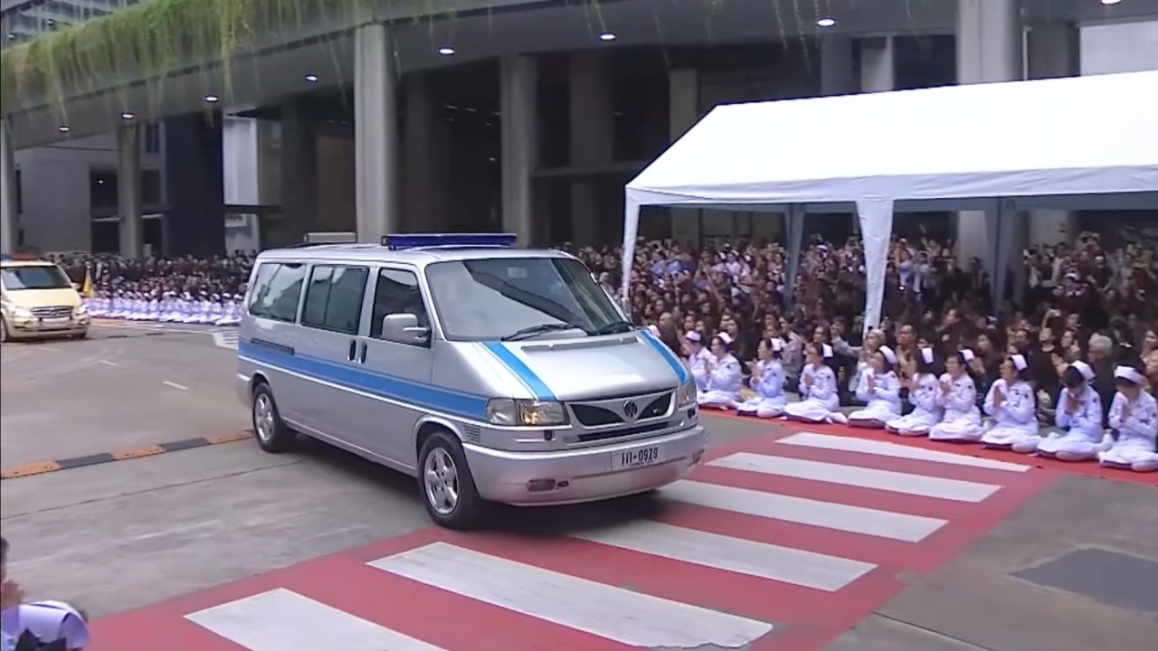 "ในหลวง-พระราชินี" เสด็จฯ รพ.จุฬาฯ เชิญพระบรมศพ สมเด็จพระพันปีหลวง