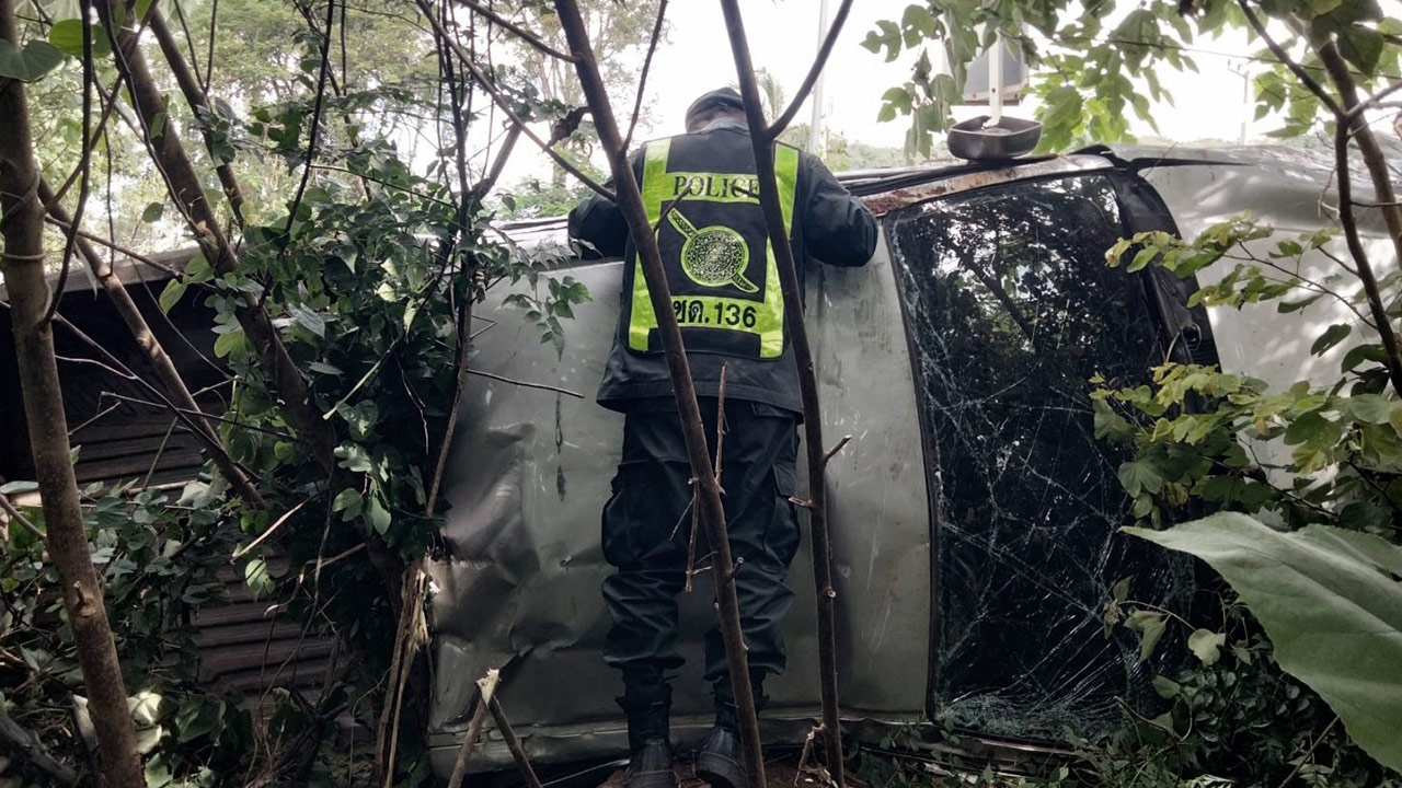 รถกระบะตู้ทึบขนต่างด้าว เสียหลักแหกโค้ง ดับ 4 เจ็บนับสิบ บางส่วนวิ่งหนีเข้าป่า