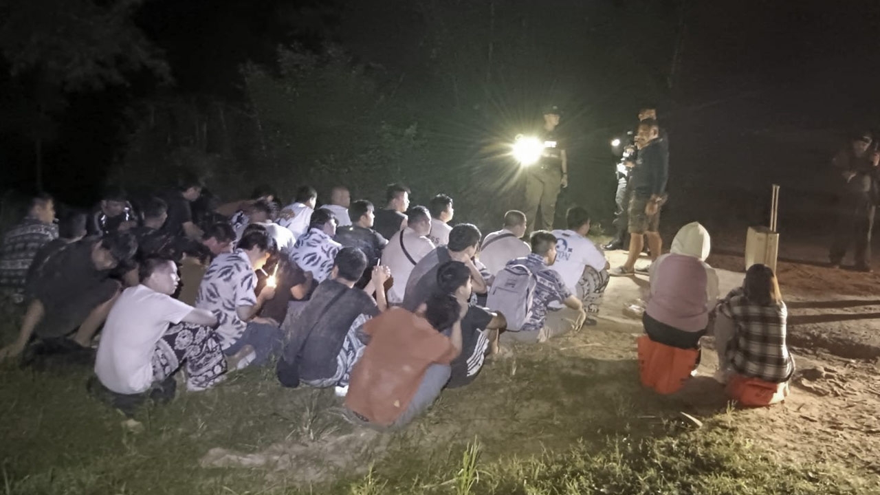 รวบชาวจีน 30 ชีวิต หนีทหารเมียนจากเคเคปาร์ค ลักลอบข้ามแม่น้ำเมยแอบเข้าไทย