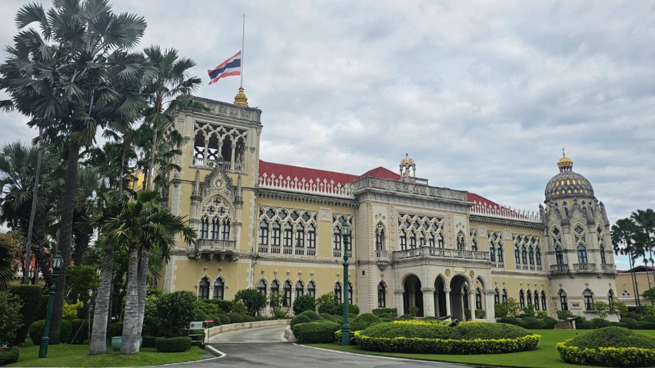 นายกฯ ประชุม ครม.นัดพิเศษ วางกรอบพระราชพิธี “สมเด็จพระพันปีหลวง” ทำเนียบฯ ลดธงครึ่งเสา