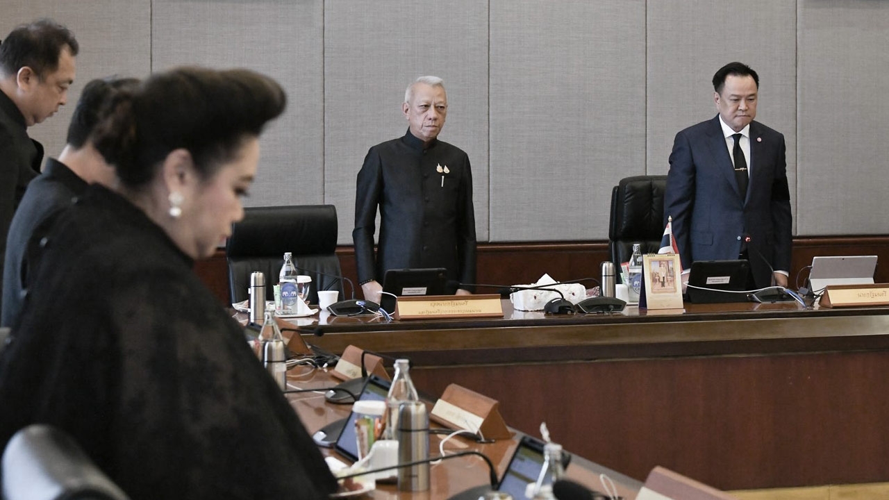 นายกฯ นำ ครม. ยืนสงบนิ่งถวายความอาลัย น้อมรำลึกในพระมหากรุณาธิคุณ สมเด็จพระพันปีหลวง