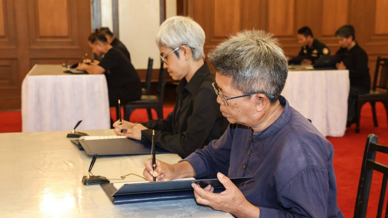 สมาชิกราชสกุล ทูตานุทูต แสดงความอาลัยถวาย "สมเด็จพระพันปีหลวง"