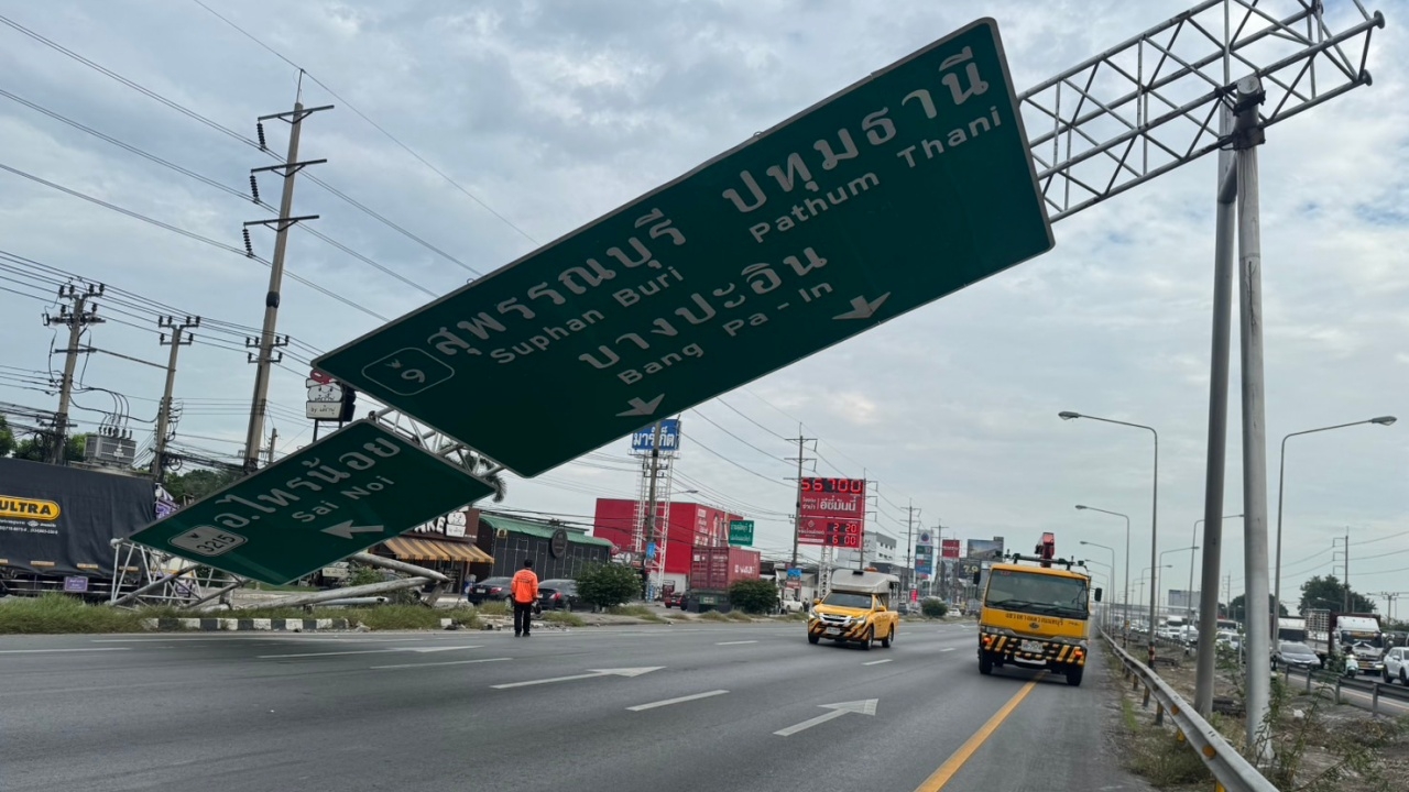 หนุ่มซิ่ง "กระบะ" พุ่งชนป้ายบอกทางจราจรขนาดใหญ่ ล้มกีดขวางทุกช่องทางหลัก