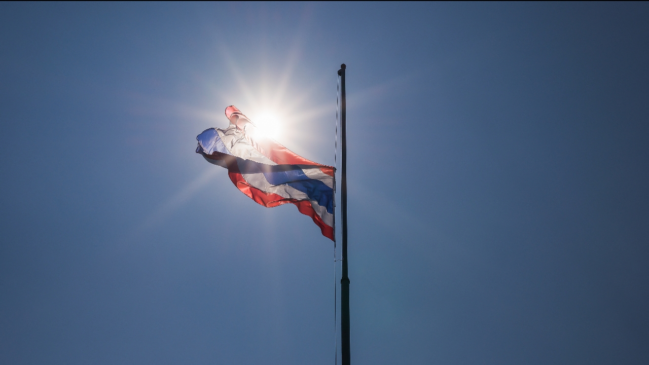 ลดธงครึ่งเสา คืออะไร กี่วัน อ่านวิธีลดธงครึ่งเสาที่ถูกต้องที่นี่