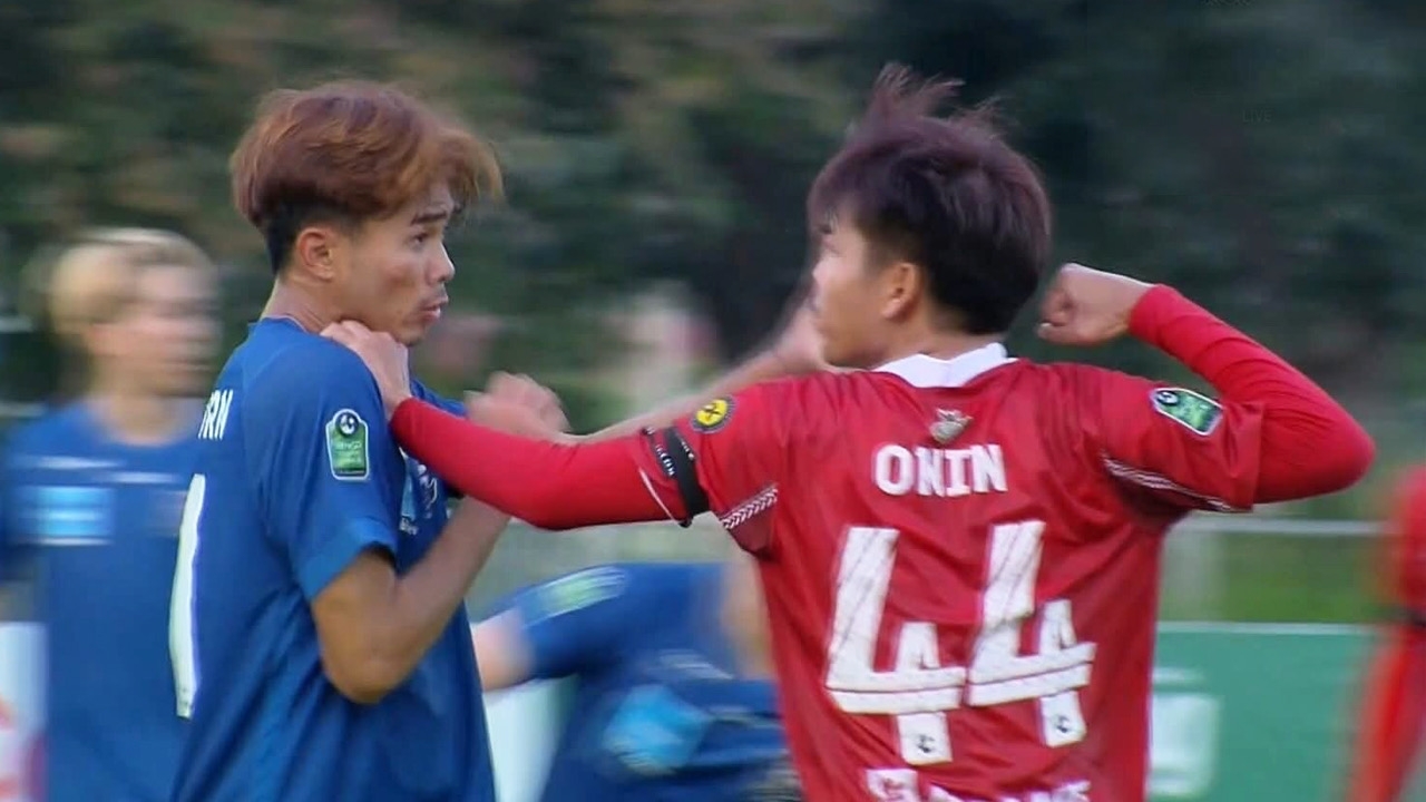 “นักบอลไทย” ง้างหมัดจะต่อย “คู่แข่ง” ก่อนโดนไล่ออกจากสนาม (คลิป)