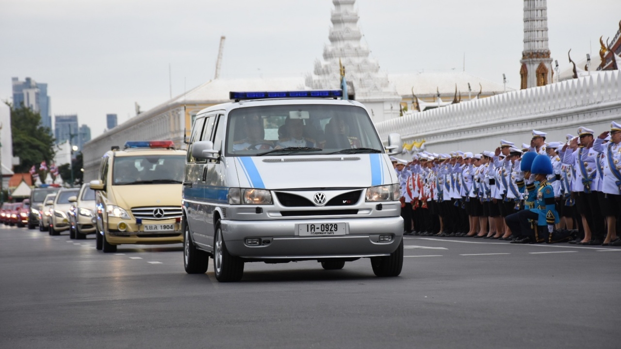 รถเชิญพระบรมศพ "สมเด็จพระพันปีหลวง" ถึง "พระบรมมหาราชวัง" แล้ว
