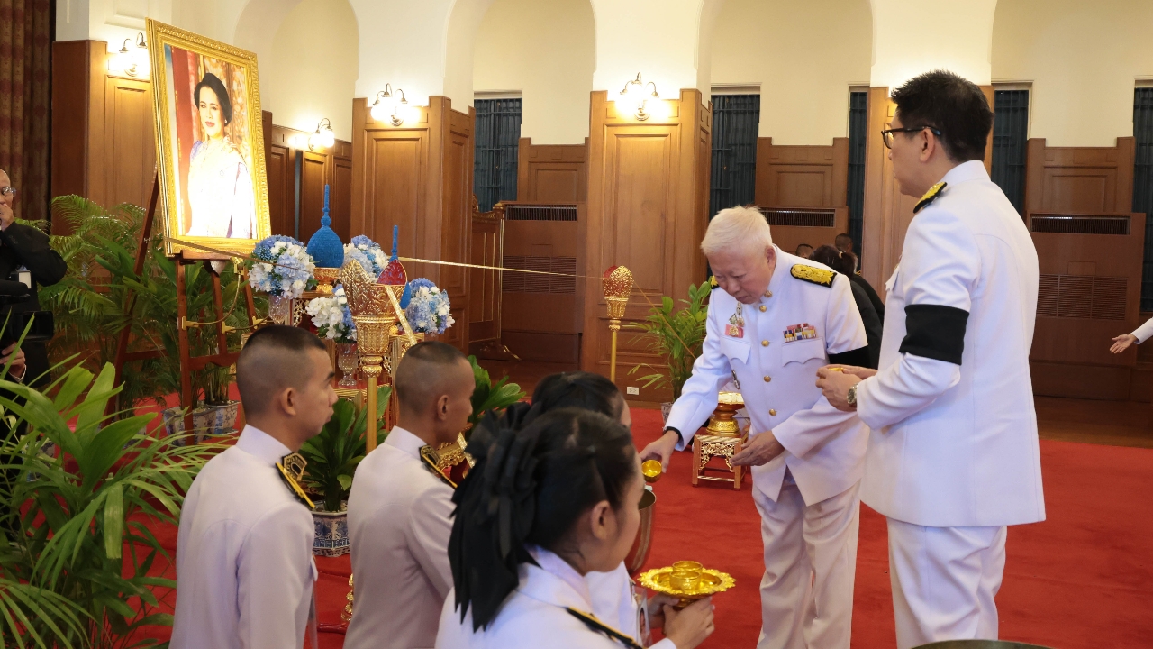 ครม. - 2 อดีตนายกฯ ถวายน้ำสรงพระบรมศพ-ลงนามถวายความอาลัย “สมเด็จพระพันปีหลวง”