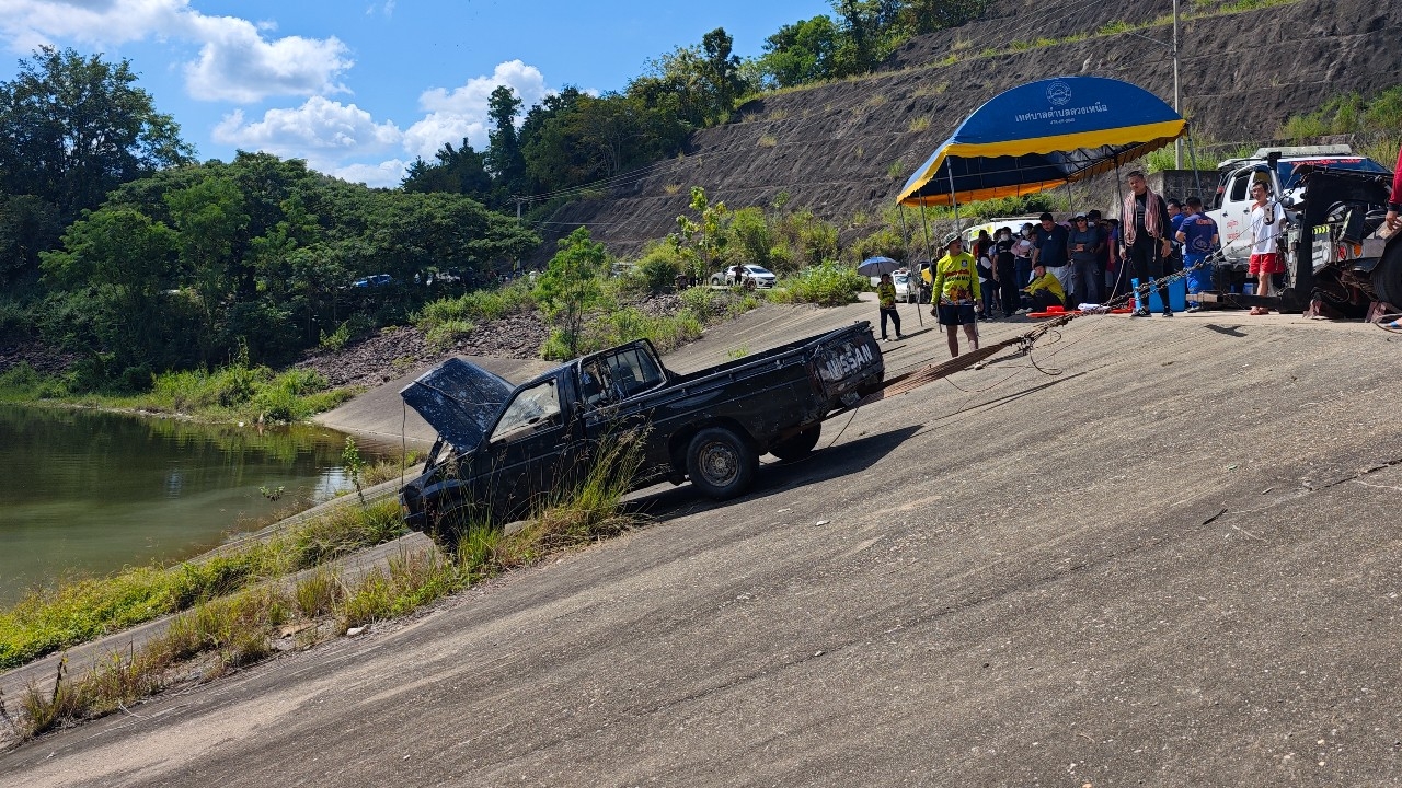กู้ภัยช่วยรถกระบะตกเขื่อนแม่กวงฯ พบร่างชายคนขับถูกเชือกสีแดงมัดติดกับเบาะ