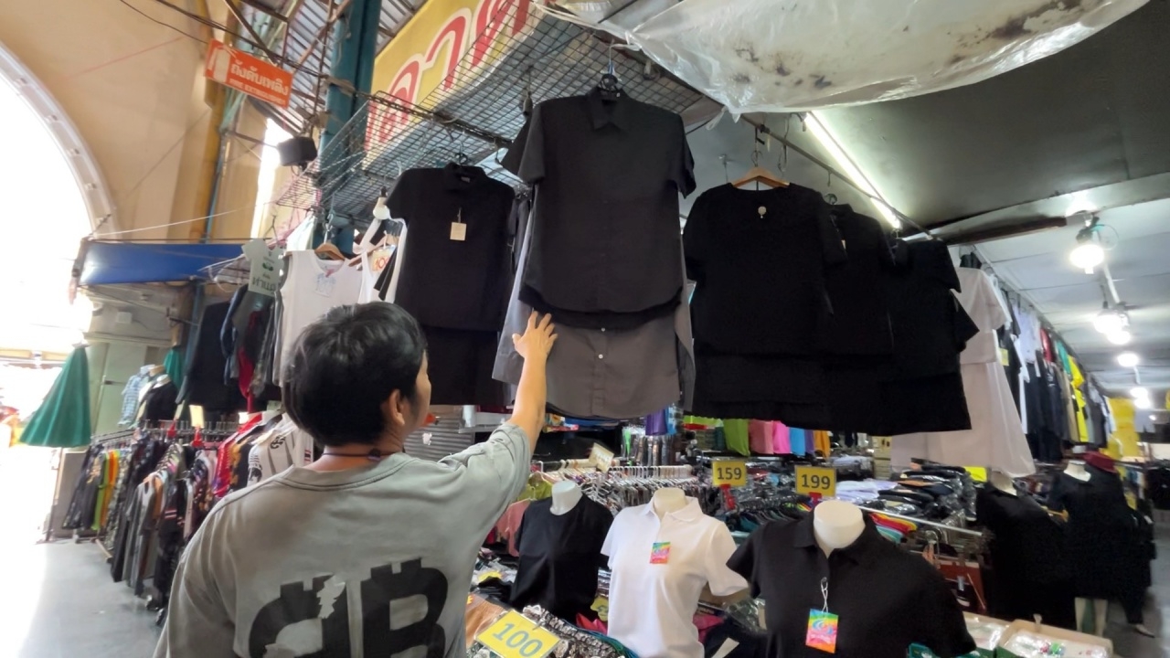 ร้านค้าใน จ.ขอนแก่น ยังตรึงราคา "เสื้อดำ" หลังโรงงานปรับเพิ่มต้นทุนเสื้อผ้าทุกประเภท