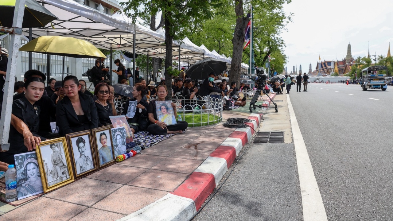 รอบสนามหลวง พสกนิกรร่วมแสดงความอาลัย "สมเด็จพระพันปีหลวง" พิธีเคลื่อนพระบรมศพ