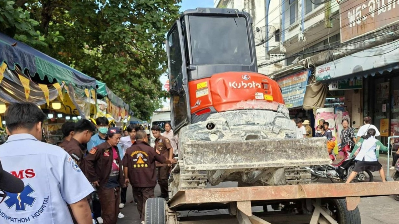 สลด รถบรรทุกแบ็คโฮ ทับร่างหญิงวัย 46 มาซื้ออาหารเจเสียชีวิตกลางเมืองนครปฐม