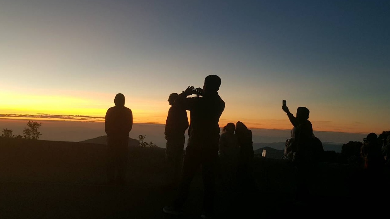 นักท่องเที่ยวฟิน เช้านี้ "ดอยอินทนนท์" อุณหภูมิลดฮวบ เหลือ 7 องศาฯ แสงแรกงดงาม