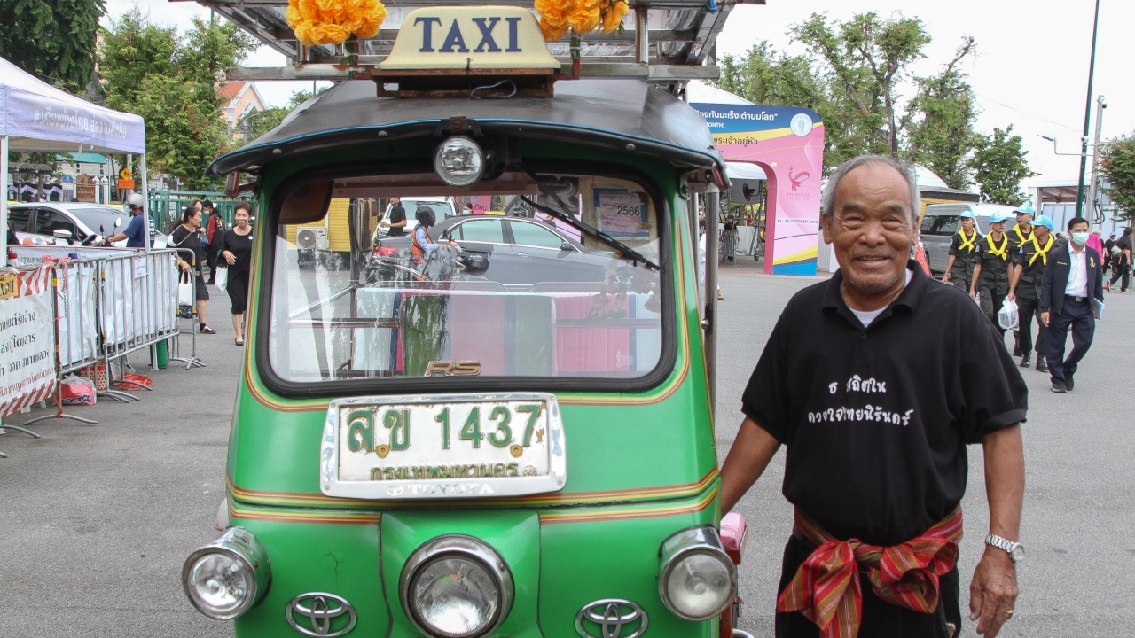 เปิดใจ ลุงผู้รับเหมา จิตอาสาขับรถตุ๊กตุ๊กรับ-ส่งฟรี ประชาชนร่วมลงนามถวายความอาลัย