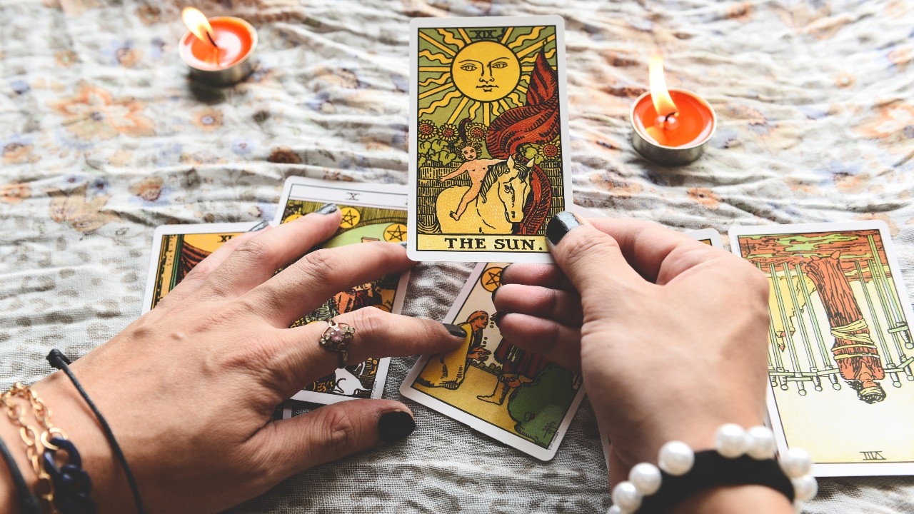 เปิดความหมายไพ่ยิปซี The Sun ความรัก การเงิน การงาน ดีหรือไม่