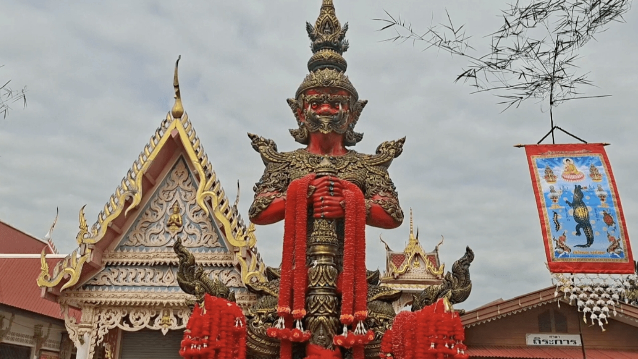 คอหวยฮือฮา จุดธูปเสี่ยงทายหน้าท้าวเวสสุวรรณ ได้ "เลขเด็ด" ตรงกับเลขทะเบียนรถ