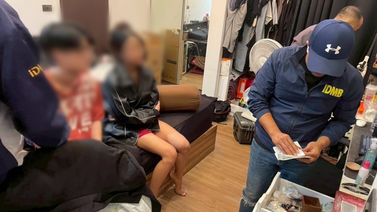 ตำรวจบุกรัง "เด็กเอ็น-บาร์โฮส" หัวจ่ายยาเสพติดรายสำคัญ พร้อมของกลางอื้อ