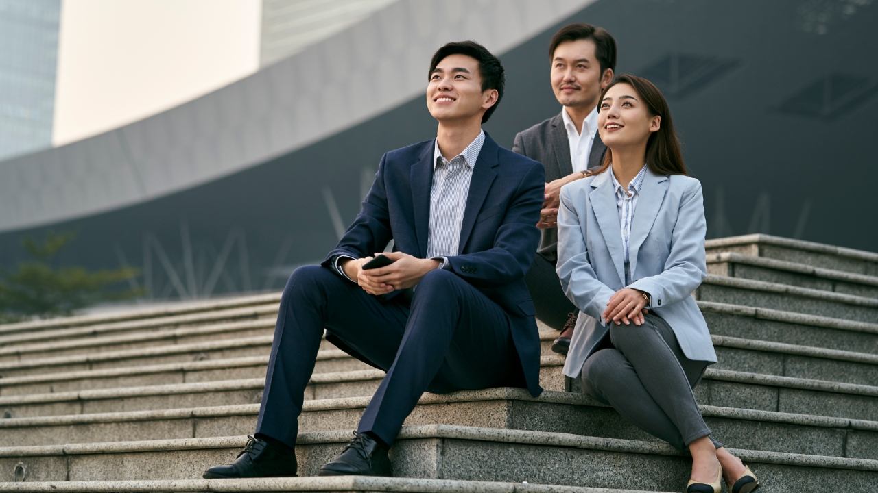 สีมงคลประจำเดือนพฤศจิกายน 2568 เช็กสีเสื้อมงคลประจำวัน เสริมดวงบารมี ผู้ใหญ่เมตตา