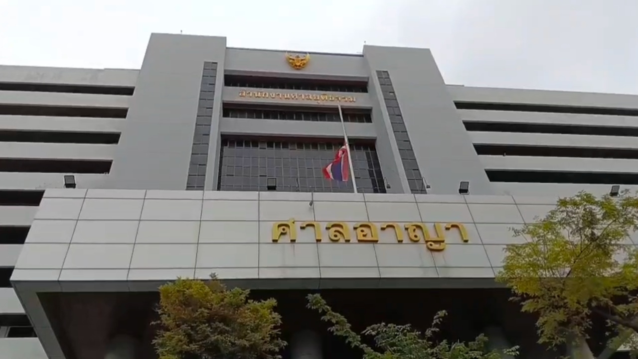 ศาลสั่งคุก "ใบปอ ทะลุวัง" 3 ปี คดี 112 ทำโพลเรื่องสถาบัน ลดโทษเหลือคุก 2 ปี