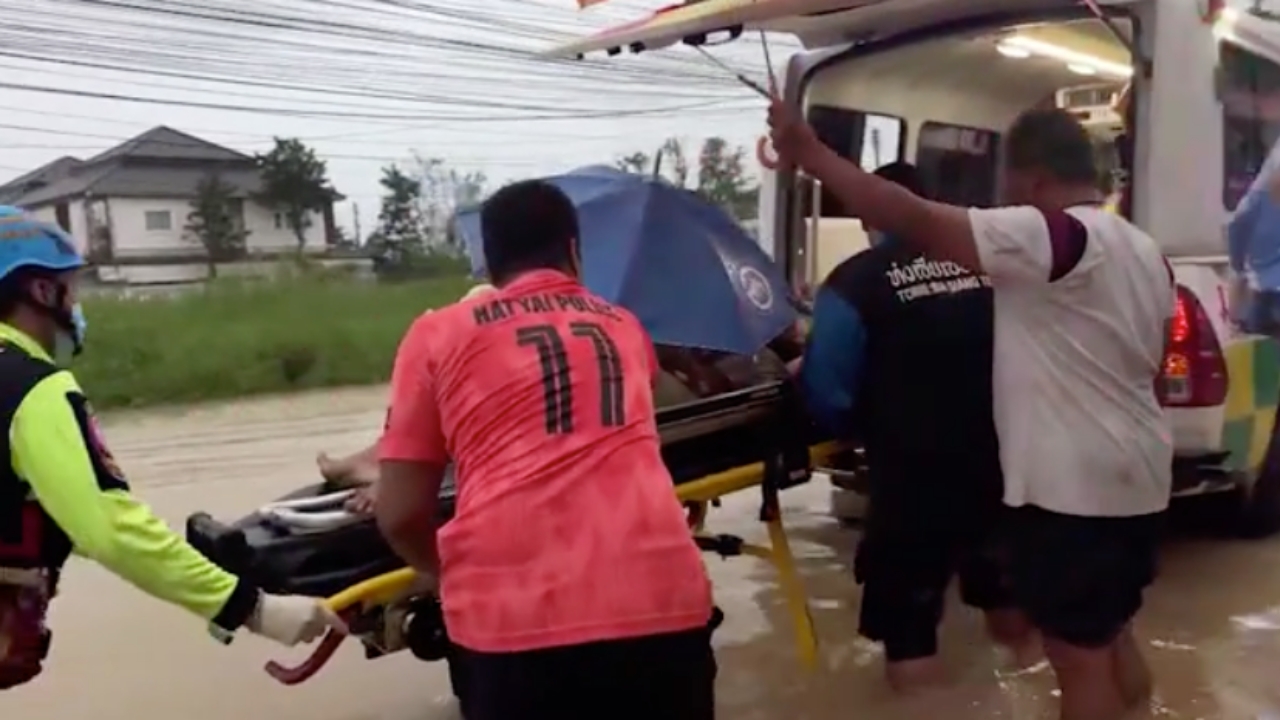 น้ำท่วมหนัก แม่อั้นไม่ไหว กู้ภัยเข้าทำคลอดในบ้าน ล่าสุดปลอดภัยทั้งแม่และลูก