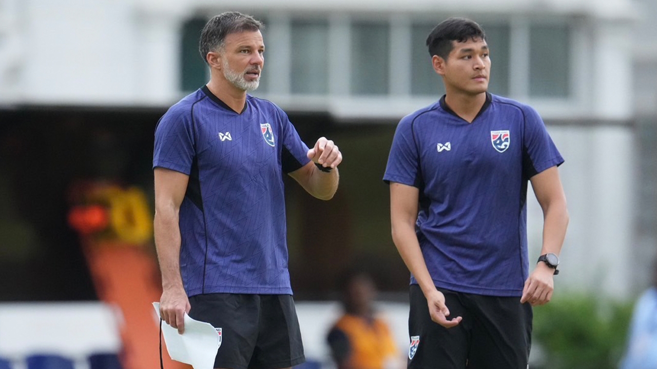ตอบข้อสงสัยแฟนบอล ล่ามคู่ใจ เผยชัดวิธีที่ฮัดสัน ใช้รับมือปัญหารุ่นพี่-รุ่นน้อง ในแคมป์ทีมชาติไทย