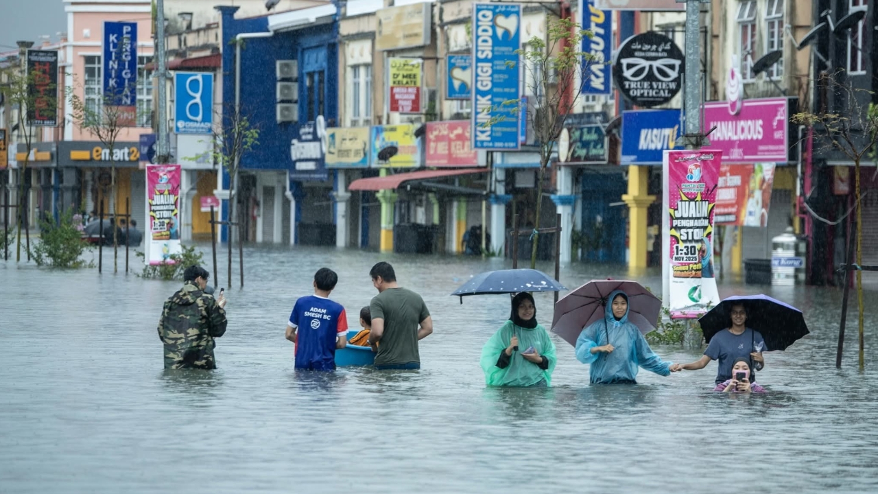 อพยพกว่า 11,000 ราย มาเลเซียวิกฤต น้ำท่วมฉับพลัน 7 รัฐ "กลันตัน" หนักสุด