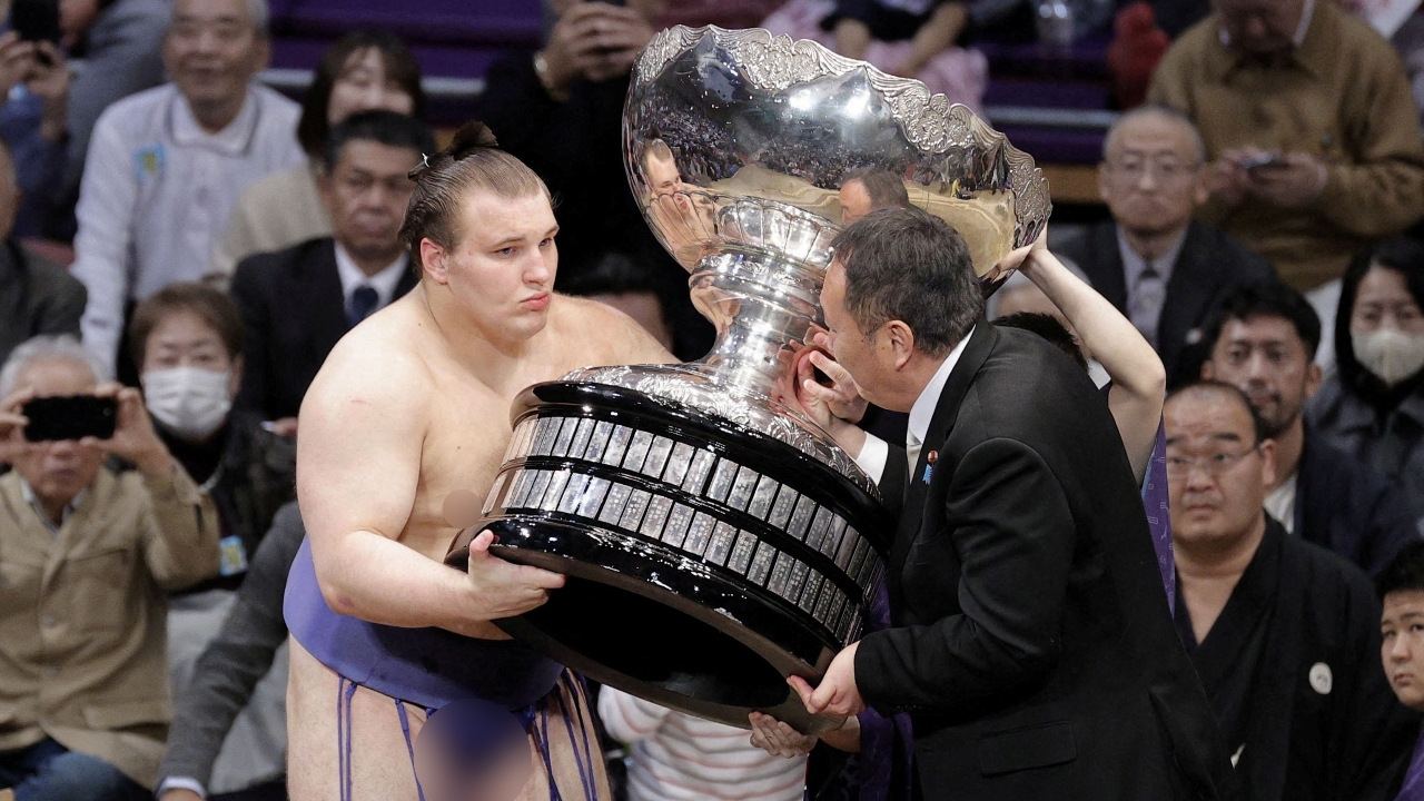 นักซูโม่ยูเครนคว้าแชมป์สูงสุดของญี่ปุ่น หลังอพยพหนีสงคราม 3 ปี