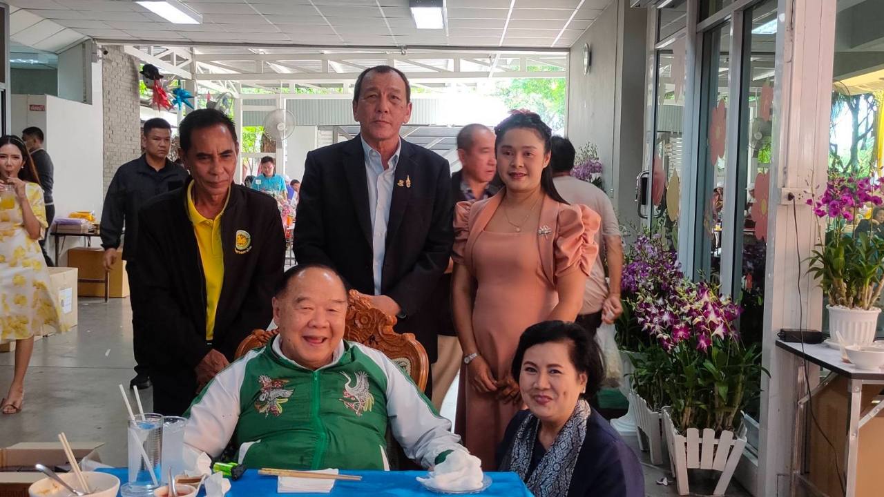 “เดชทัต” ควง ภริยา ร่วมงาน พปชร. เผยพี่น้องมุสลิมพร้อมหนุน