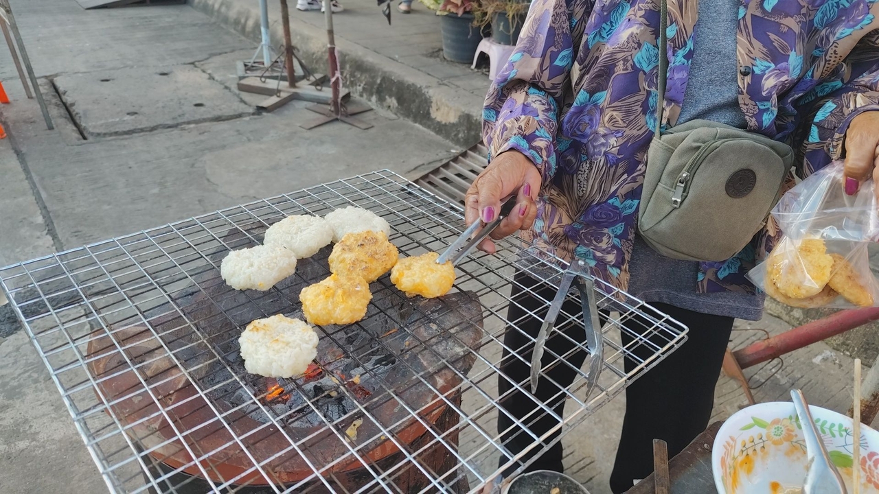 พิมายหนาวแล้ว ชาวโคราชแห่ต่อคิวซื้อ "ข้าวจี่ทาไข่" ปิ้งร้อนๆ สู้ลมหนาว 18 องศา