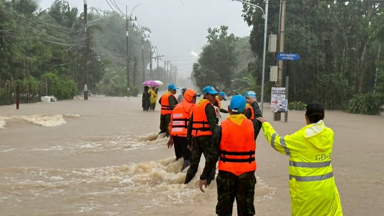 ฝนถล่มต่อเนื่อง หาดใหญ่น้ำท่วมหลายพื้นที่ เช็กพิกัด “ศูนย์พักพิง-รับกระสอบทราย”
