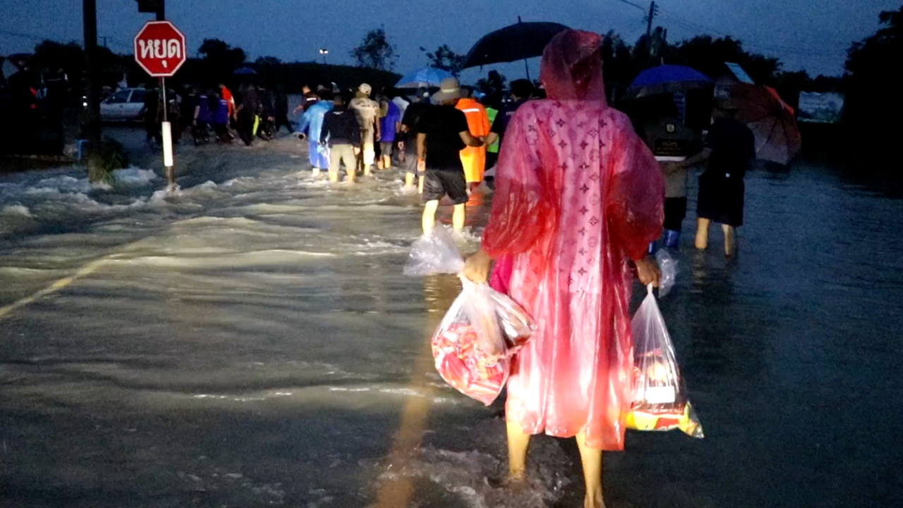 พัทลุง น้ำท่วมยังไม่คลี่คลาย รองนายกฯ ลงพื้นที่มอบถุงยังชีพผู้ประสบภัย