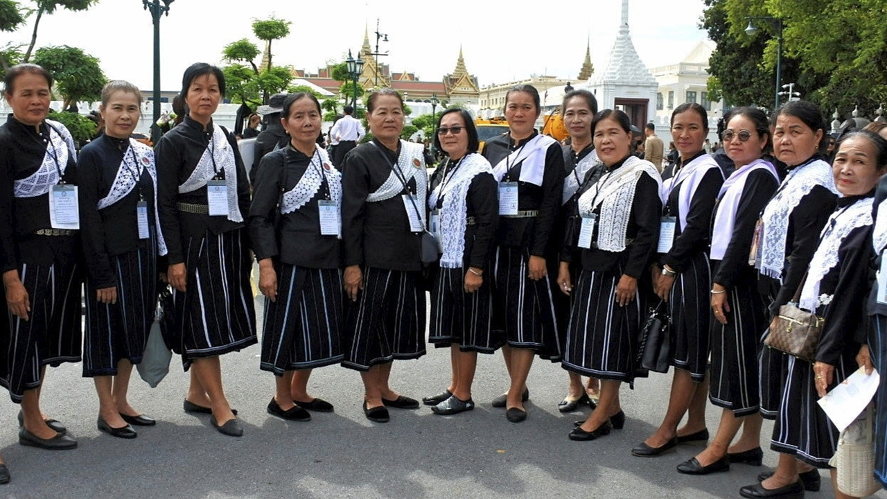 ประชาชนหลั่งไหลถวายสักการะ พระบรมศพพระพันปีหลวง