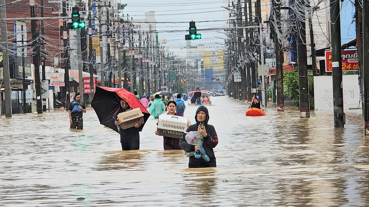 นักท่องเที่ยวติดค้างขาดอาหาร หาดใหญ่จม ย่านเศรษฐกิจวิกฤติ นายกฯบินด่วนลงใต้ ร้องขอเรือ-รถทหาร