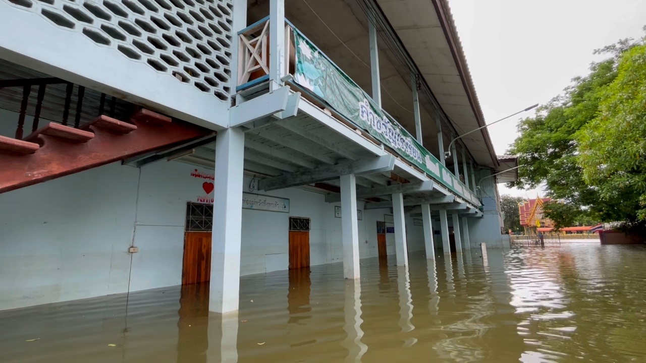 ลุ่มเจ้าพระยาน้ำลดต่อเนื่อง โรงเรียน 10 แห่งยังอ่วมจมบาดาล ต้องปรับเรียนออนไลน์