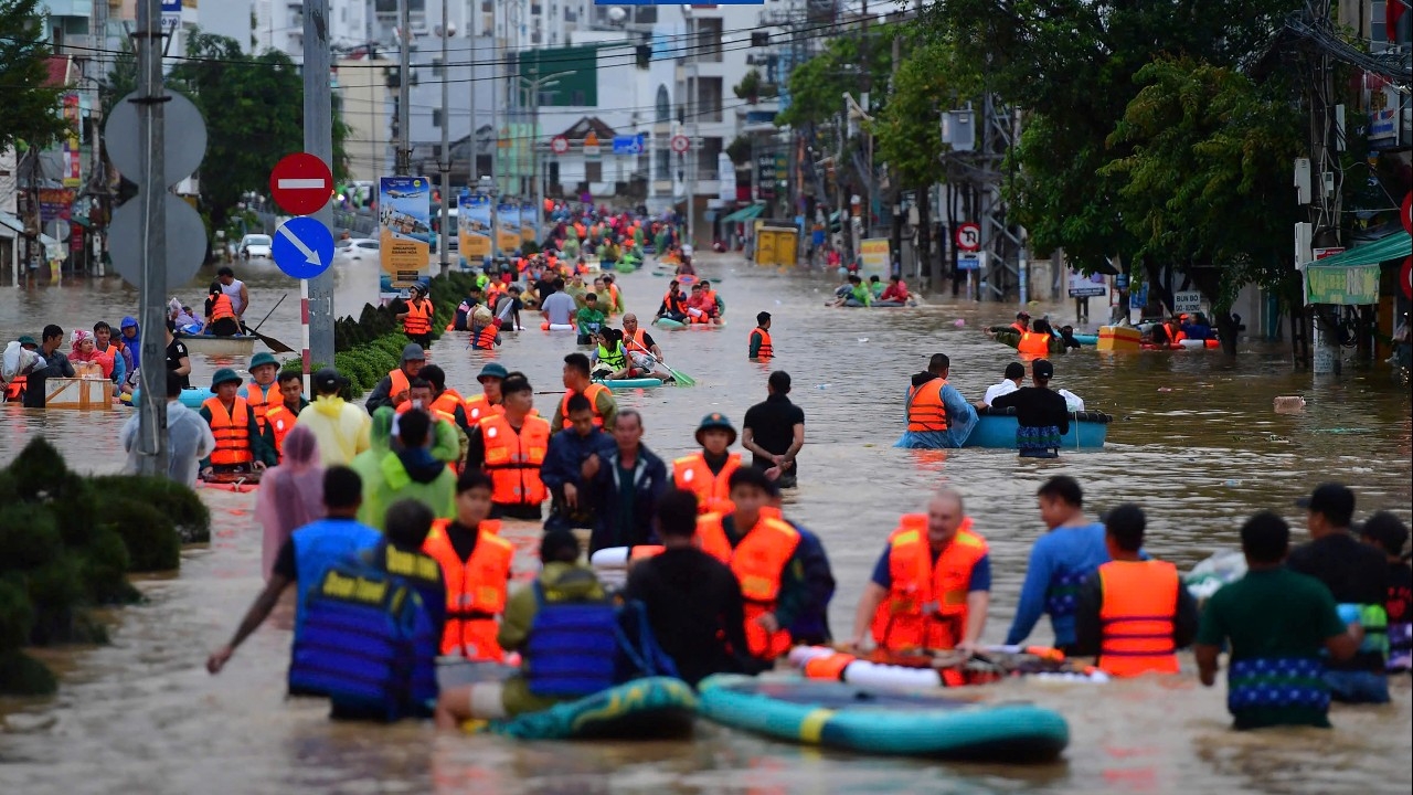 เวียดนามยังอ่วม น้ำท่วม-ดินถล่มทำยอดเสียชีวิตพุ่ง 90 ศพ