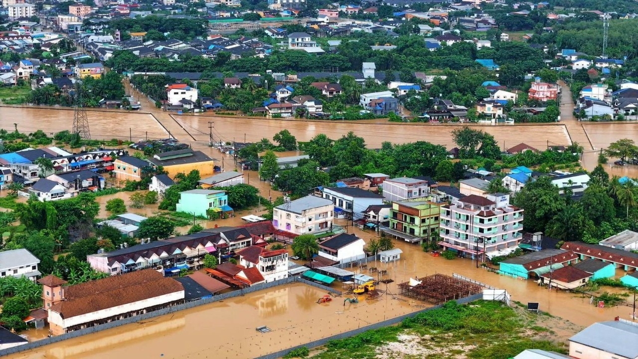 รวมวิธีเอาตัวรอดจากน้ำท่วมฉับพลัน ต้องทำอย่างไรให้ปลอดภัยที่สุด
