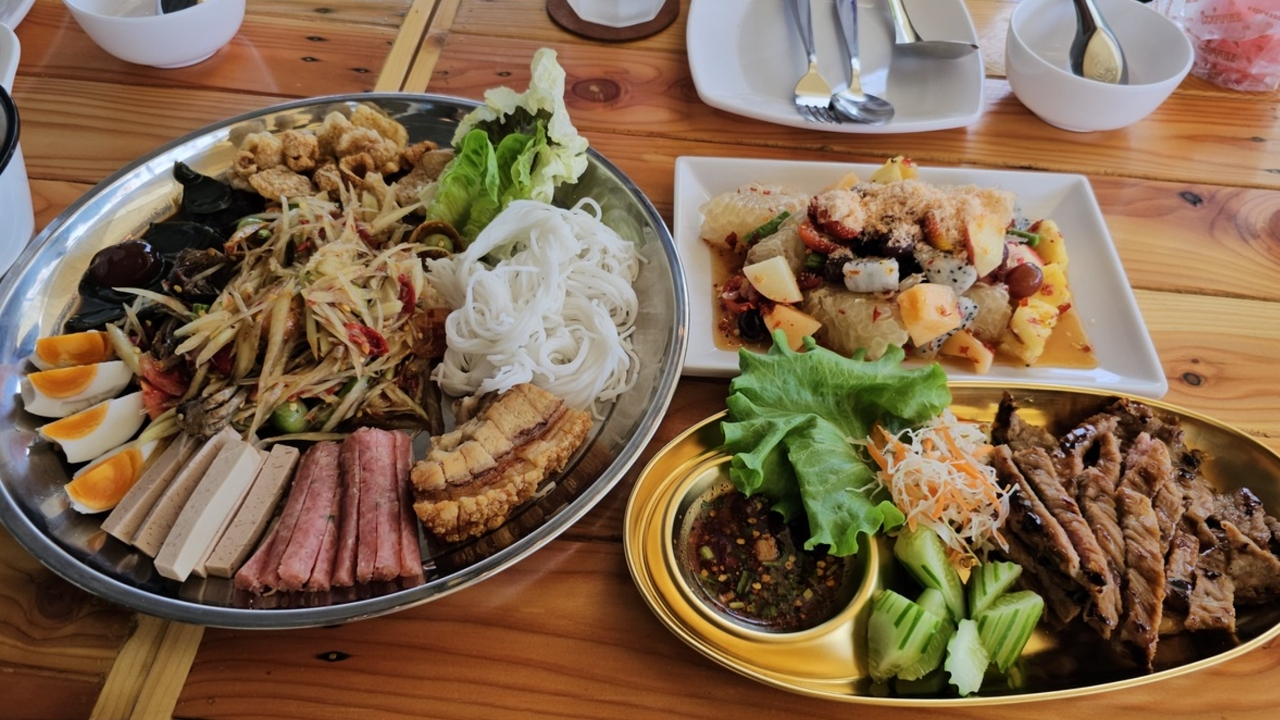  ตำโจ๊ะโจ๊ะส้มตำฟิวชั่น ชวนแซ่บนัว 360 องศา กับวิวภูเขาหินปูน จุดเช็กอินใหม่พิษณุโลก