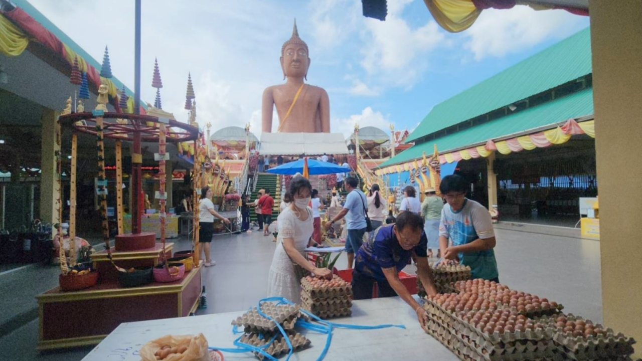 ครูสาวได้เลื่อนขั้นสมใจ นำไข่แก้บน “หลวงพ่อสมหวัง” ไม่พลาดจุดธูปเลขเด็ดลุ้นโชค