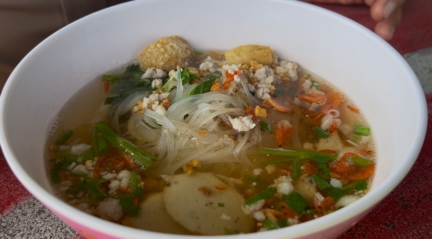 ดาบแซม ถอดเครื่องแบบสวมเอี๊ยมขายก๋วยเตี๋ยวสูตรโบราณ 20 บาท สืบทอดตำนาน 35 ปี