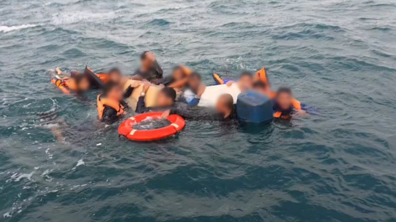 ช่วย 12 ชีวิตสำเร็จ หลังเรือตกปลาล่มกลางทะเลเกาะล้าน ลอยคอนาน 7 ชม.