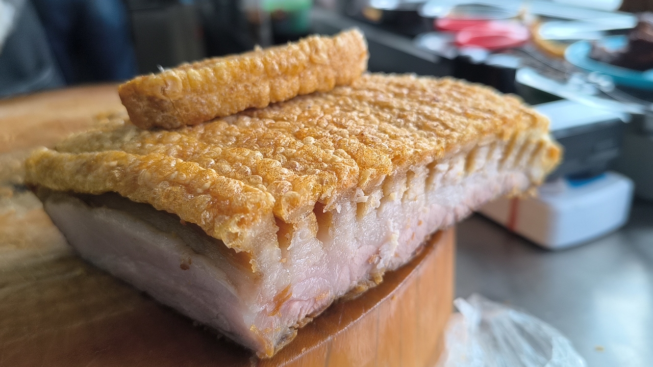 ท้าพิสูจน์ "หมูทอง" หมูกรอบสูตรเชฟ การันตีหนังกรอบสนั่นยาวนาน 12 ชั่วโมง 