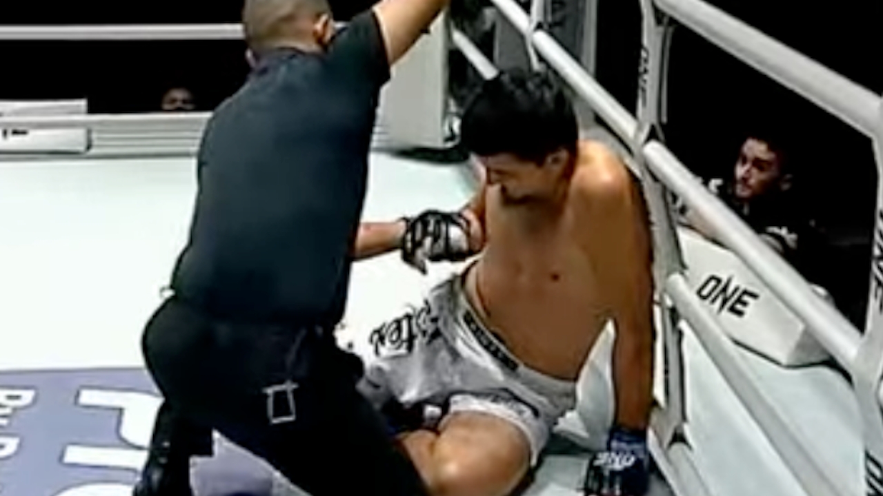 สุดโชคร้าย "นักมวย ONE" ขาหักบนเวทีระหว่างชก