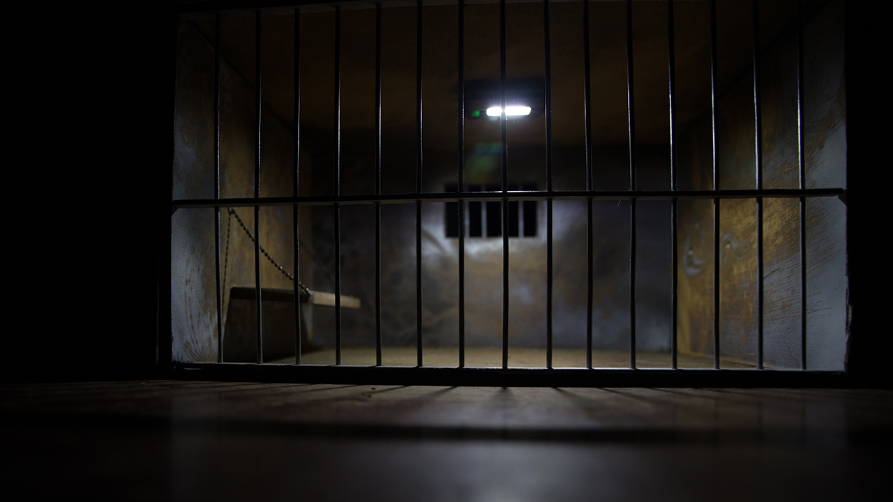 ค้นแดนจีนเทา ฉลองปาร์ตี้เซ็กซ์ 2 นางแบบสาว ห้องใต้บันไดเรือนจํา