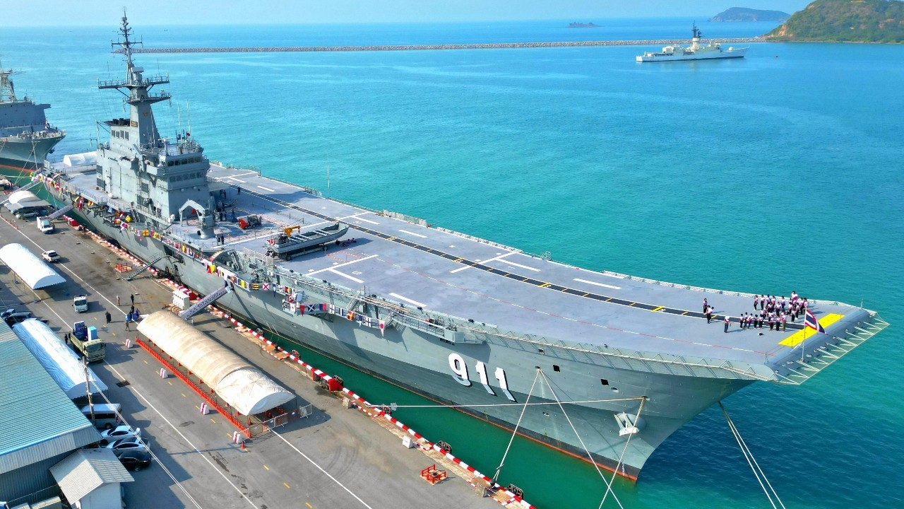 “เรือหลวงจักรีนฤเบศร” เตรียมออกช่วยน้ำท่วมใต้ ปรับเป็นฐานบิน-ครัว-รพ.ลอยน้ำได้