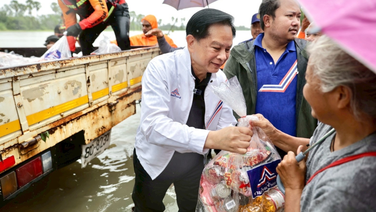 น้ำท่วมพัทลุง “พีระพันธุ์” แจกถุงยังชีพ 1,000 ชุด กำชับ สส.รทสช. ดูแลผู้ประสบภัย