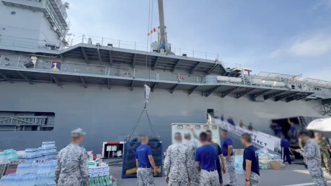 ประชาชนแห่บริจาคของขึ้น “เรือจักรีนฤเบศร” เตรียมเดินทางช่วยผู้ประสบภัยเย็นนี้