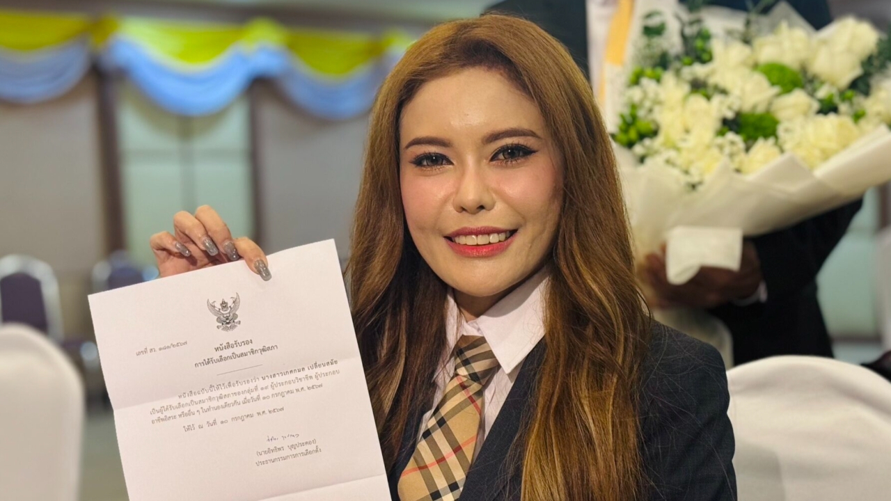 "หมอเกศ" ยิ้มรื่นหลังศาลไต่สวนนัดแรกกรณีใช้วุฒิปลอมสมัคร สว.