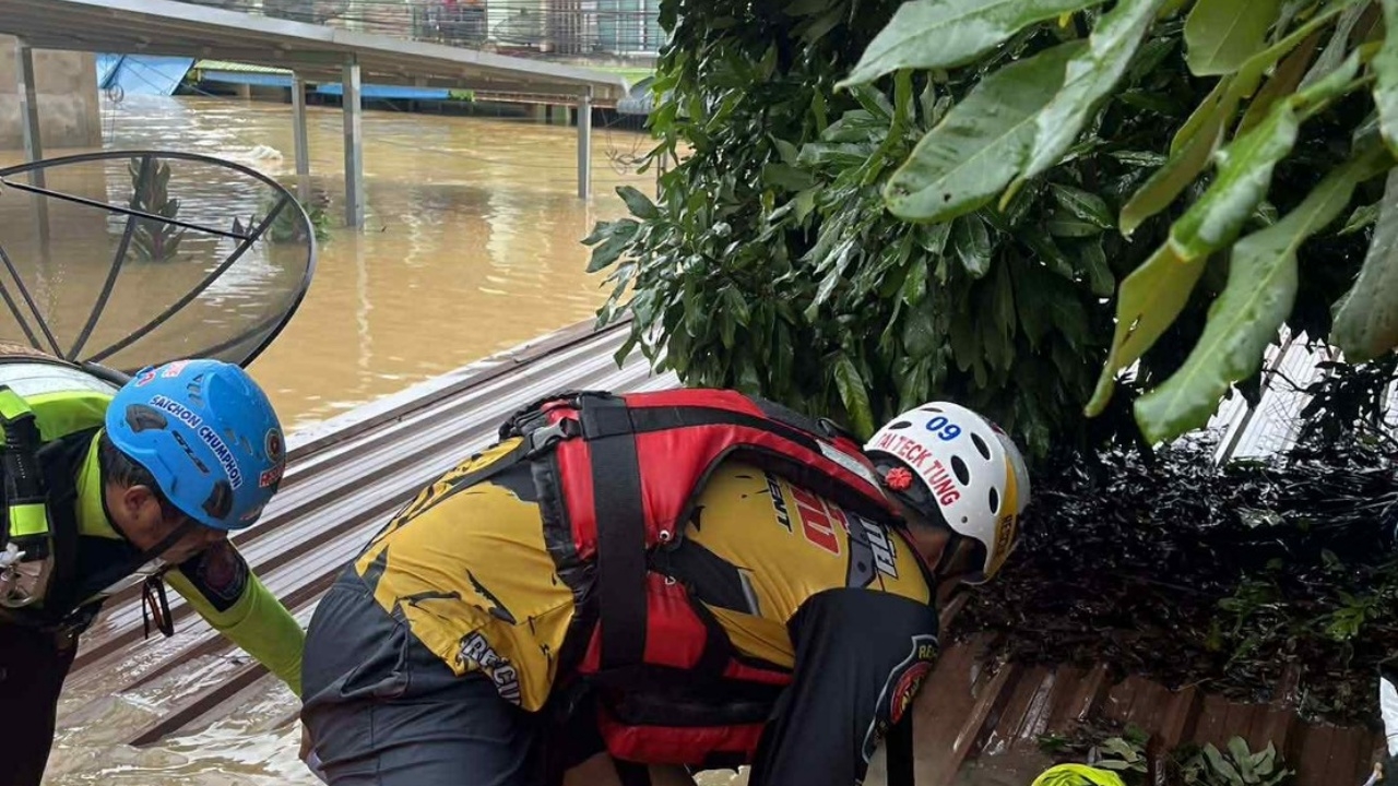 ภาพสะเทือนใจ "น้ำท่วมหาดใหญ่" ผู้ประสบภัยรอความช่วยเหลือ นอนเสียชีวิตบนหลังคา