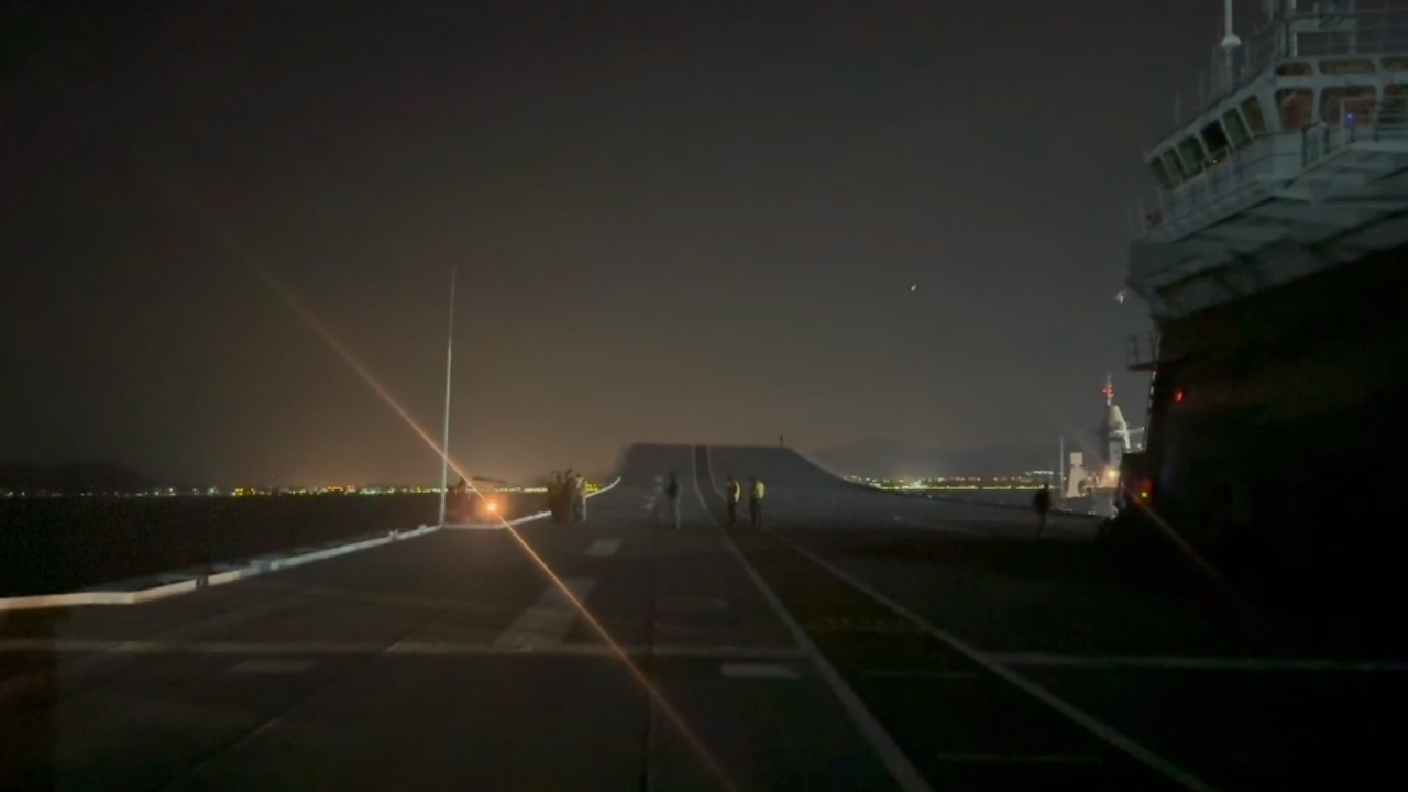 "เรือหลวงจักรีนฤเบศร" ออกจากสัตหีบไปช่วยเหลือผู้ประสบภัย "น้ำท่วมภาคใต้" แล้ว