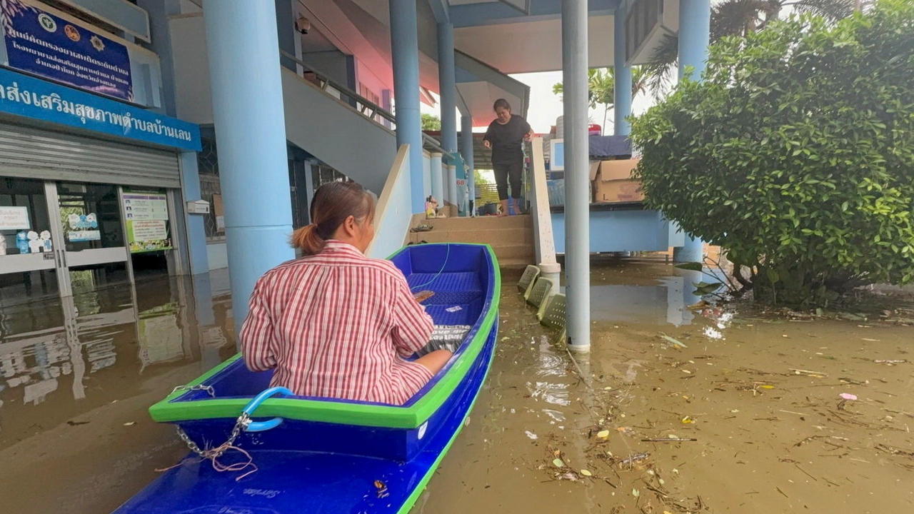 น้ำท่วมโรงพยาบาล รักษาผู้ป่วยทุลักทุเล ต้องใช้ตะโกน ซักถามอาการ "คนไข้" ที่ถนน