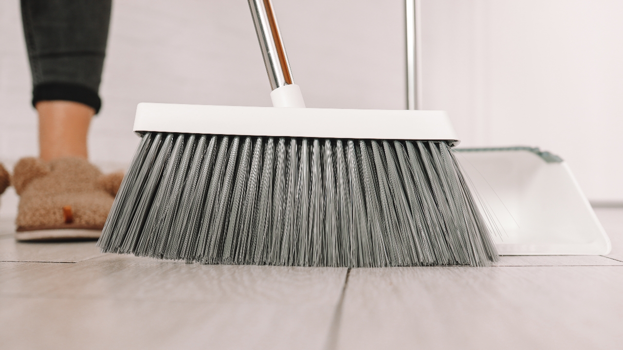 ทำไมห้ามกวาดบ้านตอนกลางคืน เปิดที่มา ความเชื่อโบราณของไทย